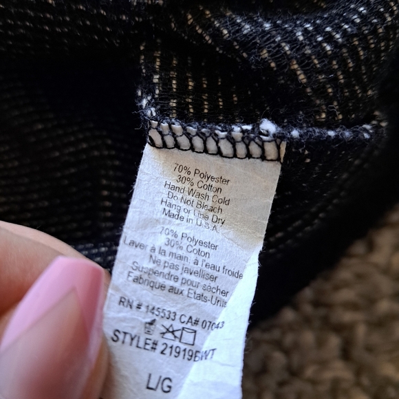 W5 | Back & white triangle striped crew neck cropped sleeve shirt frayed edges - Picture 9 of 11